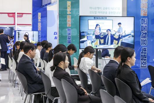 21일 서울 중구 동대문디자인플라자에서 열린 2024 금융권 공동채용 박람회를 찾은 구직자들이 면접을 기다리고 있다. 2024.08.21. 뉴시스