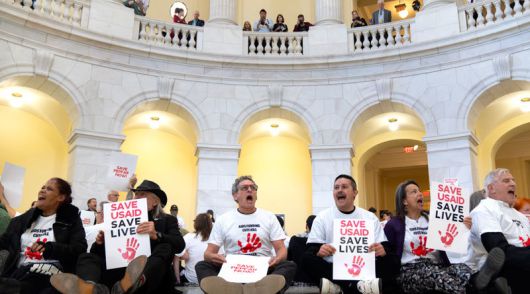 “해외원조 담당 국제개발처 해체 안돼” 도널드 트럼프 미국 대통령이 정부 지출을 줄이겠다며 미국의 해외 원조를 담당하는 국제개발처(USAID)를 해체하려 하자 이에 반대하는 시민 운동가들이 26일 워싱턴에서 ‘USAID를 구하라’는 팻말을 들고 시위를 벌이고 있다. 워싱턴=AP 뉴시스