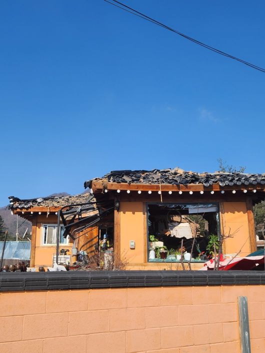 한미연합훈련이 진행된 6일 오전 10시 5분께 경기 포천시 이동면 노곡리 민가에 군이 발사한 폭탄이 추락해 인명 피해가 발생했다. 2025.3.6. 포천=뉴스1 (독자 제공)