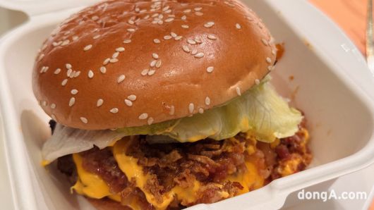 맘스터치가 에드워드 리 셰프와 함께 출시한 ‘에드워드 리 비프버거’. 베이컨을 잘게 잘라 설탕에 졸여 잼처럼 만든 ‘베이컨 잼’이 특징이다. 윤우열 기자 cloudancer@donga.com