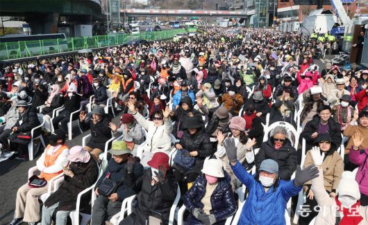 “반탄” 9일 서울 용산구 한남동 대통령 관저 앞에서 전광훈 사랑제일교회 목사가 주최한 ‘120만 대통령 관저 앞 주일 예배’가 진행됐다. 참가자들이 전 목사의 탄핵 반대 강론을 들으며 환호하고 있다. 신원건 기자 laputa@donga.com