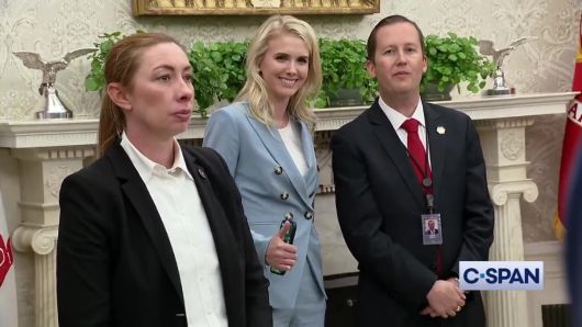 1월 20일 트럼프 대통령의 취임식 직후 집무실에서 열린 행정명령 서명 행사에 참석한 하프(가운데). 사진 출처 C-SPAN 유튜브