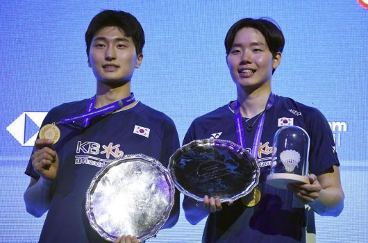 한국 남자 복식의 서승재(오른쪽)-김원호도 이날 2012년 이용대-정재성 이후 13년 만에 전영오픈 정상에 오른 뒤 트로피와 함께 웃고 있다. 버밍엄=AP 뉴시스