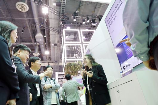 고려대의료원 주요 보직자가 마이크로소프트 관계자와 AI 시스템 활용안을 논의중이다.