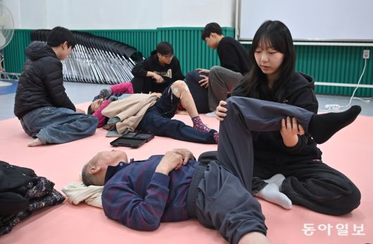 호남대 물리치료학과 학생들이 18일 광주 광산구 행복드림종합사회복지관에서 어르신들의 스트레칭을 돕고 있다. 호남대 제공