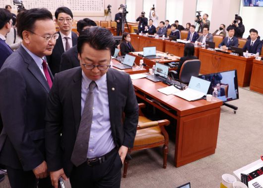 [서울=뉴시스] 조성우 기자 = 26일 오전 서울 여의도 국회에서 열린 법제사법위원회 전체회의에서 정청래 위원장이 피청구인 윤석열 탄핵심판 선고기일 신속 지정 촉구 결의안을 의결하려 하자 국민의힘 의원들이 퇴장하고 있다. 2025.03.26. xconfind@newsis.com