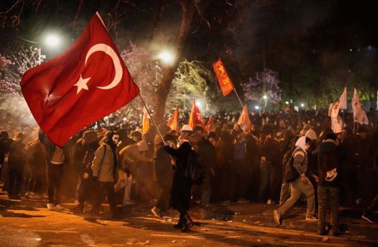 3월 22일 금요일 이스탄불에서 열린 이마모을루 석방 촉구 집회의 모습. 경찰은 물대포와 최루가스로 대응했고, 집회 참가자 1000명 이상이 체포됐다. 과거 에르도안 정부를 뒤흔들었던 2013년의 게지공원 시위에 비견될 정도의 대규모 집회가 이어졌다. AP 뉴시스