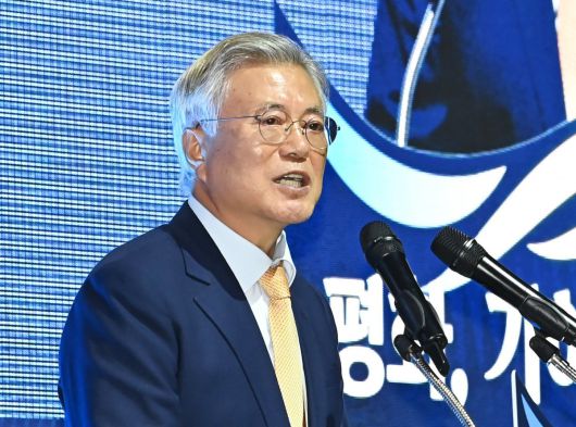 문재인 전 대통령이 4일 경기도 수원시 영통구 수원컨벤션센터에서 열린 10.4 남북정상선언 17주년 기념식에 참석해 기조연설을 하고 있다. 2024.10.04. [수원=뉴시스]