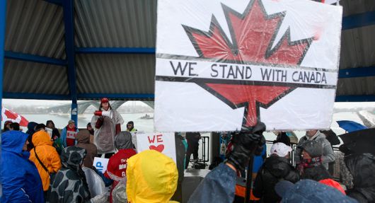 “캐나다와 함께한다” 국경 인근 美주민, 상호관세 반대 시위 2일 미국 뉴욕주 버펄로와 캐나다를 잇는 ‘평화의 다리’에서 도널드 트럼프 미국 대통령의 관세 정책에 반대하는 버펄로 시민들이 ‘캐나다와 함께한다’는 팻말을 들고 시위를 벌였다. 유명 관광지 나이아가라 폭포와 가까운 버펄로의 지역 경제는 캐나다인의 관광 지출에 크게 의존하고 있다. 주민들은 트럼프 대통령의 거듭된 관세 관련 정책 발표로 생계가 위협받을 것을 우려하고 있다. 버펄로=AP 뉴시스