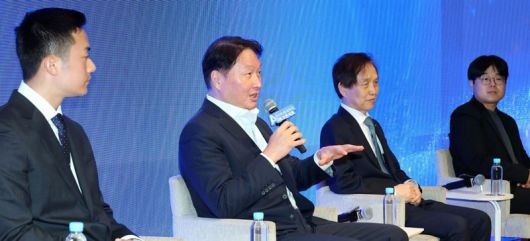 AI 스타트업 창업자들 만난 최태원 회장 최태원 대한상공회의소 회장(왼쪽에서 두 번째)이 2일 대전 유성구 KAIST에서 열린 ‘미래세대와의 인공지능(AI) 토크콘서트’에 참석해 AI 스타트업 창업자들과 토론하고 있다. 대한상공회의소 제공