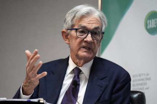 파월 연준 의장이 4일 한 행사에서 발언하고 있다. 알링턴=AP 뉴시스