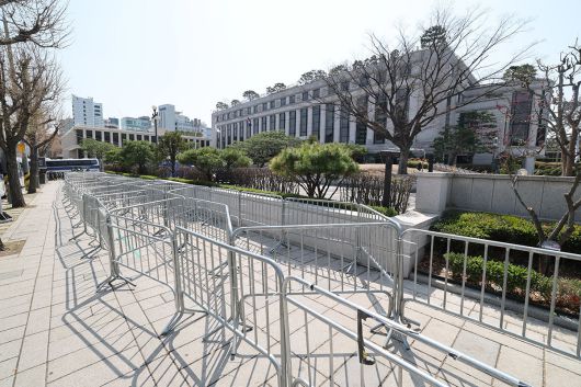 6일 서울 종로구 헌법재판소앞의 윤 전 대통령 지지자들이 보낸 화환들이 치워져있다. 2025.4.6 뉴스1