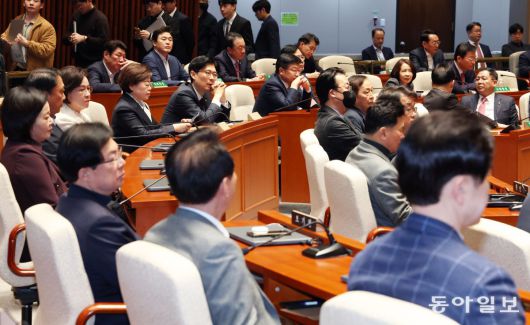 4일 헌법재판소의 윤석열 전 대통령 파면 결정에 국민의힘 의원들은 침통한 심정을 감추지 못했다. 2025.04.04 이훈구 기자 ufo@donga.com