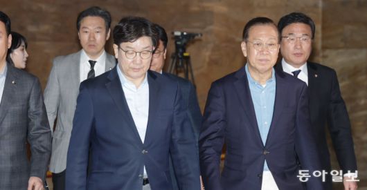 국민의힘 권영세 비상대책위원장(앞줄 오른쪽)과 권성동 원내대표가 6일 의원총회가 열리는 국회 예결위 회의장으로 걸어가고 있다. 국민의힘은 7일 비대위에서 대선 경선을 위한 당 선거관리위원회 구성을 의결하며 조기 대선 체제로 전환할 예정이다. 박형기 기자 oneshot@donga.com