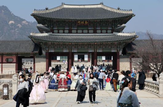 서울 종로구 경복궁이 중국을 비롯한 외국인 관광객들로 붐비고 있다. 2025.3.21/뉴스1