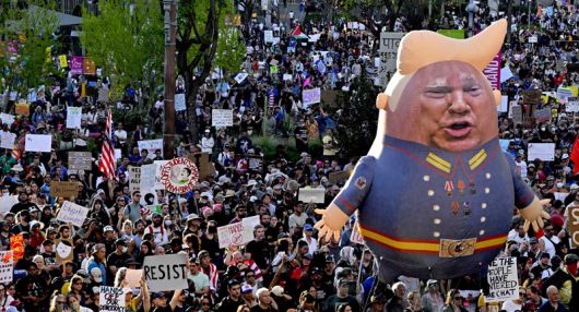 美 전역서 ‘트럼프 비판’ 시위 5일(현지 시간) 미국 캘리포니아주 로스앤젤레스의 시의회 앞에서 열린 도널드 트럼프 행정부 반대 시위에서 트럼프 대통령을 풍자한 대형 풍선이 등장했다. 트럼프 대통령의 얼굴을 한 풍선에 군복을 입혀 그가 권위주의 통치를 하고 있다는 비판의 의미를 담았다. 이날 시위대는 연방정부 구조조정, 이민자 추방, 고율 관세 부과 등을 중단하라는 뜻에서 “손을 떼라(hands off)”는 구호를 외쳤다. 게티이미지