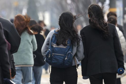 19일 서울 중구 세종대로에서 강한 바람으로 인해 시민들의 머리카락이 날리고 있다. 2024.03.19.  서울=뉴시스