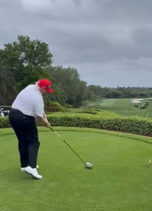SNS에 골프 티샷 영상 올려 도널드 트럼프 미국 대통령이 주말인 6일(현지 시간) 트루스소셜에 올린 자신의 골프 라운딩 장면. 백악관은 전날 출입기자단에 “트럼프 대통령이 플로리다주 주피터에서 열린 시니어클럽 챔피언십 2라운드에서 이겨 내일 결승전에 진출한다”고 알렸다. 사진 출처 트럼프 트루스소셜