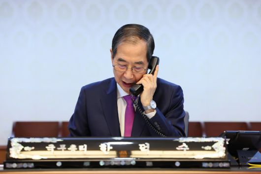 한덕수 대통령 권한대행 국무총리가 8일 정부서울청사에서 도널드 트럼프 미국 대통령과 통화하고 있다. 국무총리실 제공