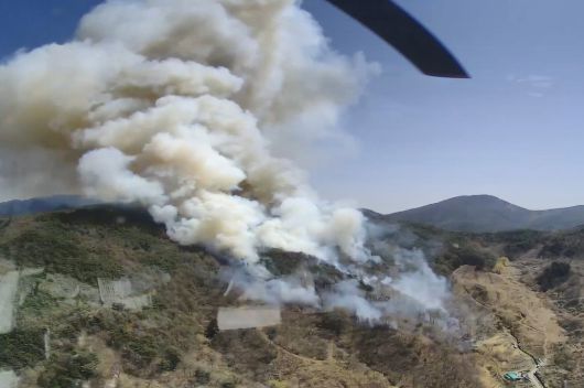 하동서 또 산불 7일 경남 하동군 옥종면 회신리 한 야산에서 화재가 발생해 연기가 피어오르고 있다. 이날 낮 12시 5분경 발생한 산불로 회신마을과 양지마을 등 인근 주민들이 학교 등으로 대피했다. 산림청 제공