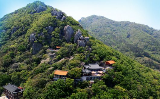 전남 여수시 돌산읍 끝자락에 위치한 향일암에선 매혹적인 일출은 물론 일몰도 볼 수 있다. 여수시 제공