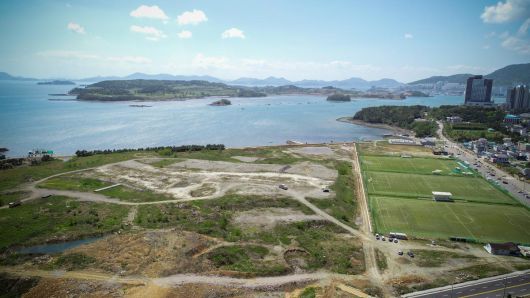 2026여수세계섬박람회가 열리는 전남 여수시 돌산읍 우두리 남서쪽 끝자락에 위치한 진모지구 건너편에는 경도라는 섬이 있다. 진모지구는 옛날 10여 가구가 살았던 진모마을 터에 조성됐다. 여수시 제공