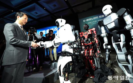 10일 오후 서울 중구 소공로 더플라자호텔 그랜드볼룸에서 열린 ‘K-휴머노이드 연합 출범식’에서 안덕근 산업통상자원부 장관이 국내 휴머노이드 제작사 에이로봇의 앨리스와 악수하고 있다. K-휴머노이드 연합은 로봇 공용 AI모델과 휴머노이드 하드웨어 핵심기술, AI반도체, 모빌리티용 배터리 등을 협력해 개발할 예정이며, 정부는 로봇 제조사들이 공용으로 활용할 수 있는 인프라 구축과 스타트업 및 인력 양성을 지원할 계획이다. 양회성 기자 yohan@donga.com