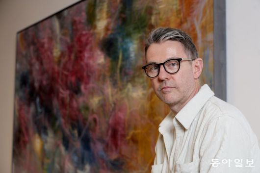 8일 서울 용산구 페이스갤러리 서울에서 만난 나이절 쿡은 고전미술가들이 인물의 팔 동작, 머리카락 같은 요소를 이용해 그림에 불어넣는 생동감을 자기만의 방식으로 재해석한다고 설명했다. 변영욱 기자 cut@donga.com