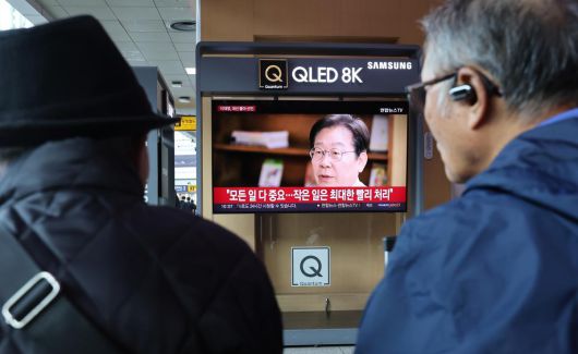 10일 오전 서울 중구 서울역을 찾은 시민들이 TV를 통해 나오는 이재명 전 더불어민주당 대표의 대통령 선거 출마 선언 영상을 바라보고 있다. 2025.4.10 뉴스1