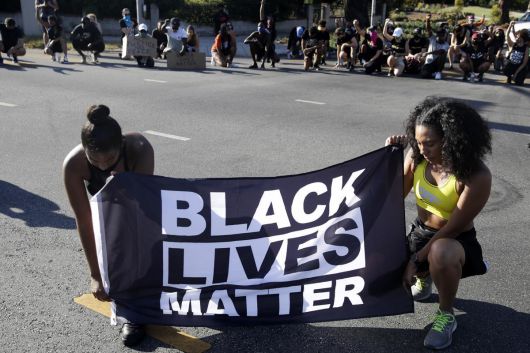 2020년 흑인 청년 조지 플로이드의 사망으로 촉발된 미국 ‘흑인 생명도 소중하다(Black Lives Matter·BLM)’ 시위 한 장면. 신간의 저자는 “부정의한 사회가 개인의 건강을 서서히 무너뜨린다. 차별과 불평등이 만연한 사회의 사다리 맨 밑에 있는 사람들이 더 많이 아프고 더 일찍 죽고 있다”고 했다. AP 뉴시스