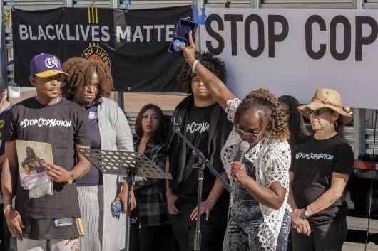 2020년 흑인 청년 조지 플로이드의 사망으로 촉발된 미국 ‘흑인 생명도 소중하다(Black Lives Matter·BLM)’ 시위 한 장면. 신간의 저자는 “부정의한 사회가 개인의 건강을 서서히 무너뜨린다. 차별과 불평등이 만연한 사회의 사다리 맨 밑에 있는 사람들이 더 많이 아프고 더 일찍 죽고 있다”고 했다. AP 뉴시스