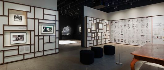 지난달 23일부터 미국 로스앤젤레스 아카데미영화박물관에서 열리고 있는 전시 ‘디렉터스 인스피레이션: 봉준호’. 벽면엔 봉준호 감독(위쪽 사진)의 영화에 사용된 스토리보드, 책장엔 영화와 관련된 소장품이 전시돼 있다. 아카데미영화박물관 제공