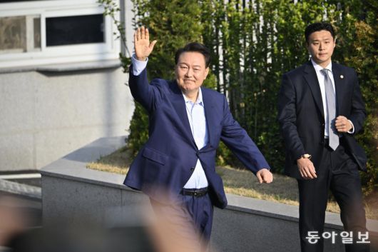 윤석열 전 대통령이 11일 서울 용산구 한남동 대통령 관저를 떠나 서초동 사저로 이동하며 지지자들과 인사를 하고 있다. 전영한 기자 scoopjyh@donga.com