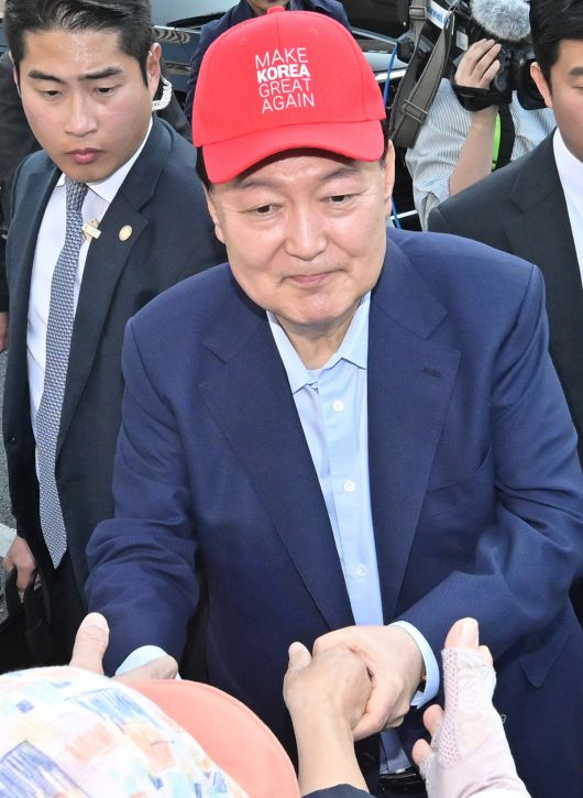 윤석열 전 대통령이 11일 오후 서울 용산구 대통령 관저에서 나와 지지자들과 인사하고 있다. 2025.4.11/뉴스1