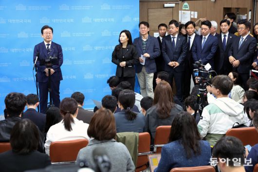 더불어민주당 이재명 전 대표(왼쪽)가 11일 국회 소통관에서 비전 선포식 및 캠프 일정 발표를 한 뒤 기자들의 질문을 받고 있다. 이 전 대표는 전날 대선 출마를 공식 선언했다. 이훈구 기자 ufo@donga.com