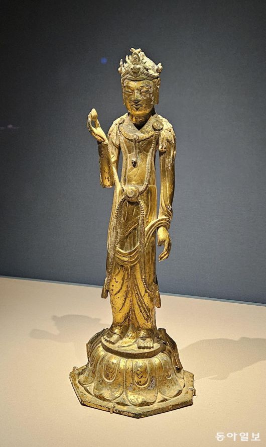 은은한 미소가 특징인 국립대구박물관 소장 국보 ‘구미 선산읍 금동보살입상’. 대구=이지윤 기자 leemail@donga.com