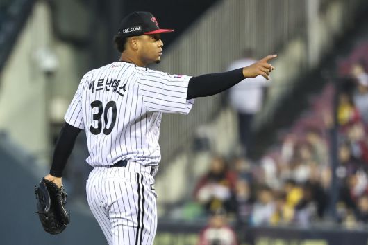 3회초를 막은 후 기뻐하는 LG 에르난데스. 뉴스1