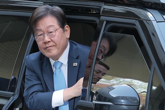 대권 도전에 나선 이재명 더불어민주당 전 대표가 15일 오전 서울 서초구 서초동 서울중앙지방법원에서 열린 대장동 배임 및 성남FC뇌물 1심 속행 공판에 출석하고 있다. 2025.4.15/뉴스1