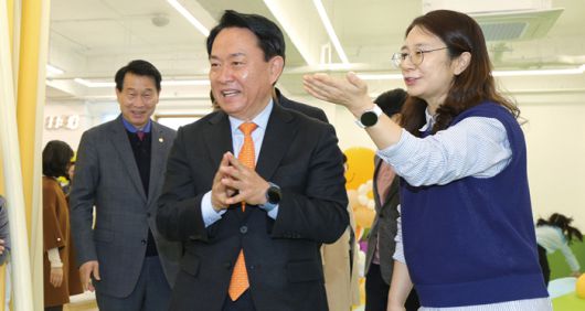 이성헌 서대문구청장(가운데)이 서대문구립 서울형 키즈카페 천연동점을 둘러보고 있다. 서대문구 제공