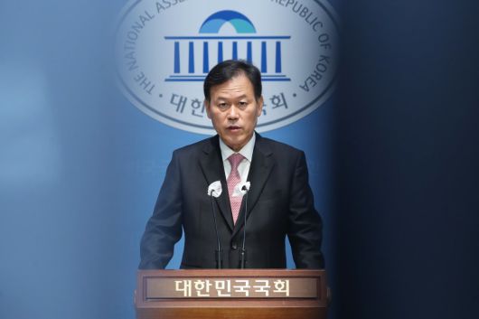 윤한홍 국민의힘 의원이 21일 오전 서울 여의도 국회 소통관에서 명태균 씨 논란 관련 기자회견을 하고 있다. 2024.11.21. 뉴스1