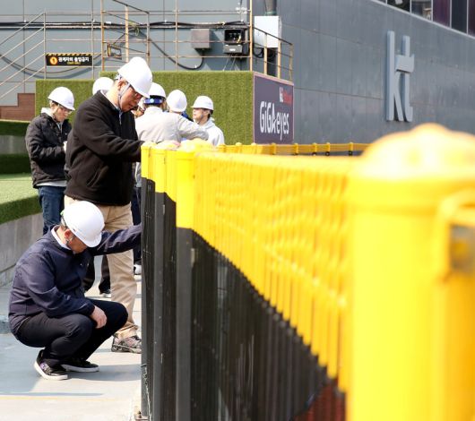 2일에는 경기 수원시 장안구 KT위즈파크에서 수원도시공사 관계자들이 펜스 안전점검을 벌였다. 수원도시공사 제공