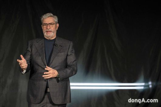 루크 동커볼케 현대차그룹 CDO 사장과 제네시스 두 줄 디자인