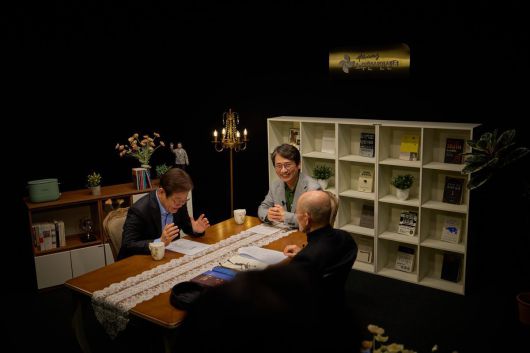 대선 출마를 선언한 이재명 더불어민주당 전 대표가 유시민 작가, 도올 김용옥 선생과 새 정부의 과제 등을 주제로 대담한 사진이 15일 공개되고 있다. (이재명 캠프 제공) 2025.04.15