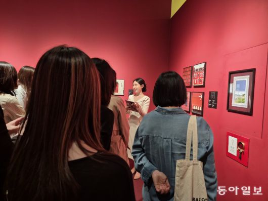 11일 서울 중구에 위치한 그라운드 시소 그랜드센트럴에서 KT ‘프라이빗 도슨트 투어’에 참가한 멤버십 고객들이 도슨트의 설명을 듣고 있다. 남혜정  기자 namduck2@donga.com