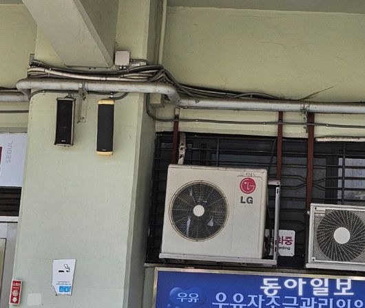 15일 오전 서울 송파구 잠실야구장에 각종 배관과 전선들이 엉켜 노출돼 있는 모습. 전남혁 기자 forward@donga.com