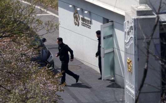 16일 서울 용산구 한남동 대통령 관저 출입문에서 관계자들이 오가고 있다. 이날 경찰청 국가수사본부 특별수사단은 윤석열 전 대통령과 김성훈 경호처 차장의 특수공무집행방해 혐의와 관련해 경호처장 공관 등에 대한 압수수색을 시도했다. 뉴시스