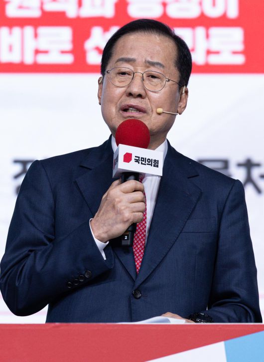 홍준표 국민의힘 경선 후보가 18일 오후 서울 강서구 ASSA아트홀에서 열린 국민의힘 ‘제21대 대통령후보자 1차 경선 비전대회’에서 비전을 발표하고 있다. 사진공동취재단