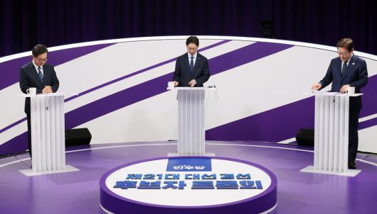 18일 저녁 상암MBC 스튜디오에서 열린 더불어민주당 대선 경선 후보자 첫 TV토론에 참석한 (오른쪽부터)이재명, 김경수, 김동연 후보자가 토론을 준비하고 있다. 2025.4.18/국회사진기자단