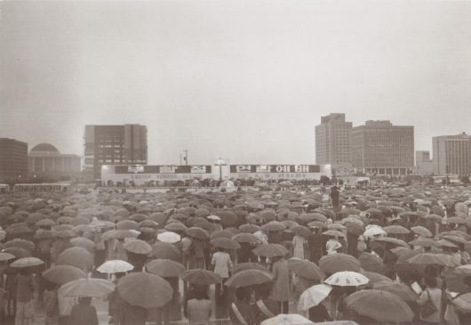 1982년 비가 오는 중에도 인산인해를 이룬 서울여의도 광장 부활절연합예배. 기독신문 제공