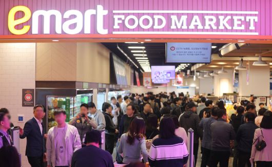 17일 서울 강동 아이파크 더 리버 지하 1층에 문을 연 ‘이마트 푸드마켓 고덕점’이 고객들로 북적이고 있다. 전체 매장의 95%를 식료품으로 채운 푸드마켓 고덕점은 이마트의 식료품 특화매장 차세대 모델이다. 이마트 제공